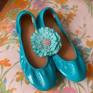 Signature Blue Tieks in blue size 10 with flower